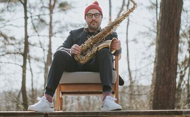 Saxofonist Alexander 'Sandi' Kuhn gastiert mit seinem Quartett im JAK- Keller.