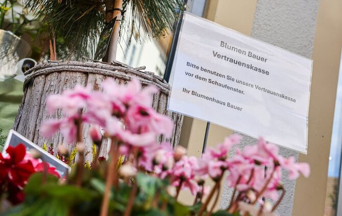 Peter-Jürgen Bauers Blumengeschäft in der Waiblinger Innenstadt setzt in den Zeiten nach Ladenschluss auf eine Kasse des Vertrau