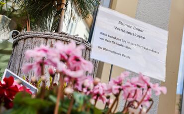 Peter-Jürgen Bauers Blumengeschäft in der Waiblinger Innenstadt setzt in den Zeiten nach Ladenschluss auf eine Kasse des Vertrau