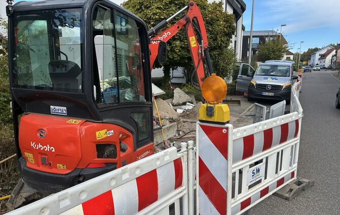 Mittlerweile wird an der Unfallstelle gearbeitet, der Verteilerkasten erneuert.