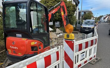 Mittlerweile wird an der Unfallstelle gearbeitet, der Verteilerkasten erneuert.