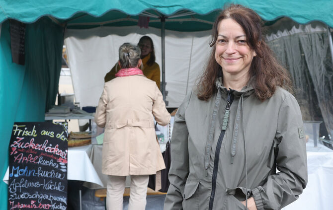 Konditormeisterin Ilona Franke vor dem Stand ihrer "Zuckerbäckerei" auf dem Schorndorfer Wochenmarkt.