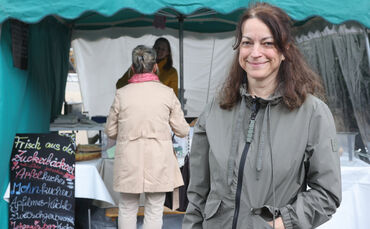 Konditormeisterin Ilona Franke vor dem Stand ihrer "Zuckerbäckerei" auf dem Schorndorfer Wochenmarkt.