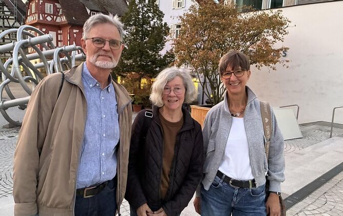 Hans-Günter Aeckerle und Hannelore Glaser vom Kommunalen Kino Waiblingen und Irmela Koch (rechts) vom Vorstand der Bürgeraktion