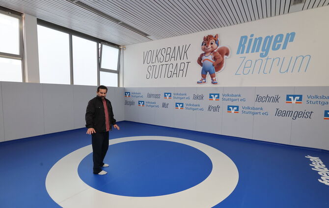 Vorstand und Cheftrainer Sedat Sevsay im neuen Ringer-Zentrum des ASV Schorndorf.