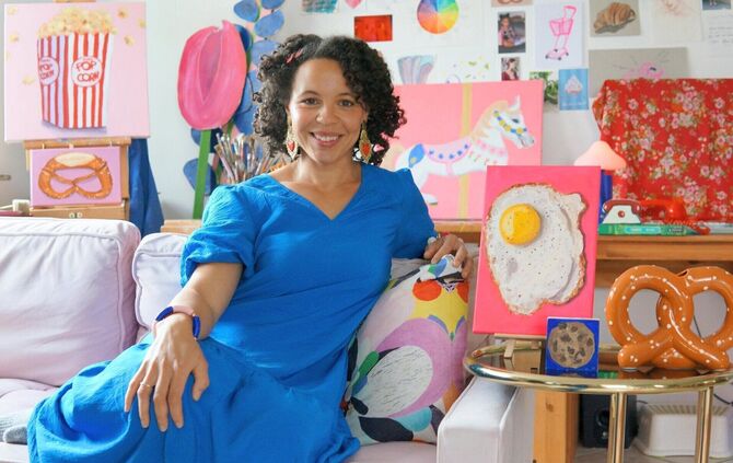 Kunst ist ihre Leidenschaft: Alice Obermeier liebt es bunt. Hier sitzt sie auf ihrem rosa Sofa, im Hintergrund ihre neuesten Kun
