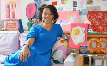 Kunst ist ihre Leidenschaft: Alice Obermeier liebt es bunt. Hier sitzt sie auf ihrem rosa Sofa, im Hintergrund ihre neuesten Kun