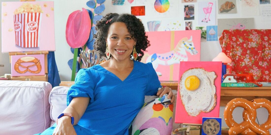 Kunst ist ihre Leidenschaft: Alice Obermeier liebt es bunt. Hier sitzt sie auf ihrem rosa Sofa, im Hintergrund ihre neuesten Kun