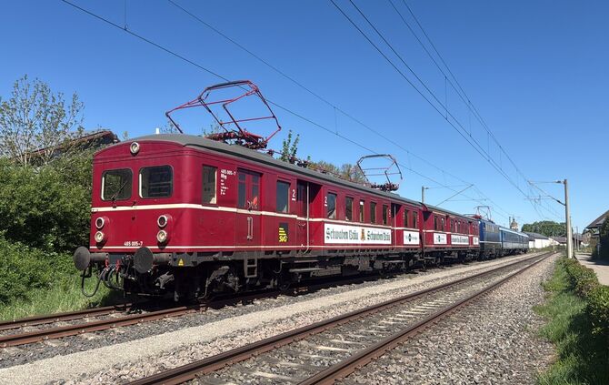 Nostalgie pur: Der "rote Heuler" fährt von Stuttgart über Waiblingen nach Backnang.