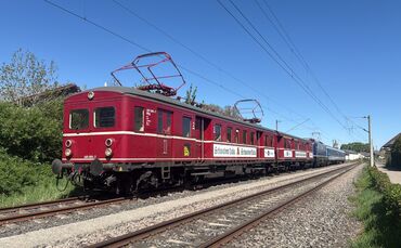 Nostalgie pur: Der "rote Heuler" fährt von Stuttgart über Waiblingen nach Backnang.