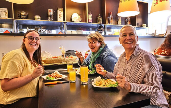 Elena Funk, Elvira Kürschner und Cornelia Hafner, Mitarbeiterinnen der Stadt Schorndorf, genießen ihre Mittagspause im "BUI".