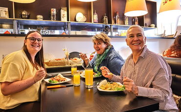 Elena Funk, Elvira Kürschner und Cornelia Hafner, Mitarbeiterinnen der Stadt Schorndorf, genießen ihre Mittagspause im "BUI".