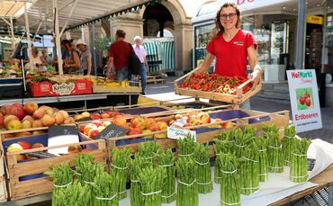 Obstbau im Wandel: Erdbeeren gibt es beim Hofmarkt Schmid nur noch saisonal, frühe Erdbeeren werden nicht mehr angebaut, sagt Al