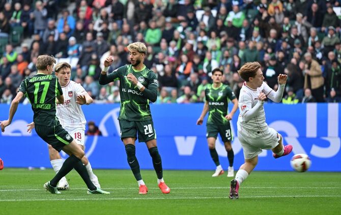 Wolfsburgs Alexander Bernhardsson (Nr. 17) erzielt nach 34 Sekunden das bislang schnellste Tor der Zweitliga-Saison.