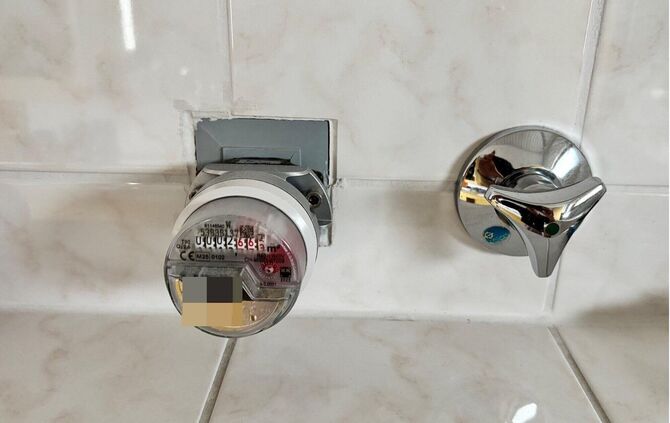 Für eine korrekte Nebenkostenabrechnung unerlässlich: ein Wasserzähler. Wer mit Dienstleistern arbeitet, hat das Gerät von diese