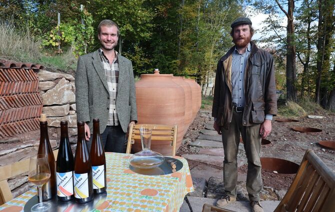Richard (links) und Bernhard Mödinger vor den Amphoren, in denen sie ihren Wein ausbauen.