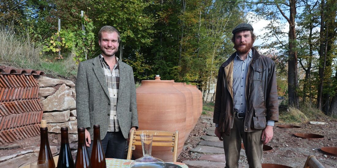 Richard (links) und Bernhard Mödinger vor den Amphoren, in denen sie ihren Wein ausbauen.