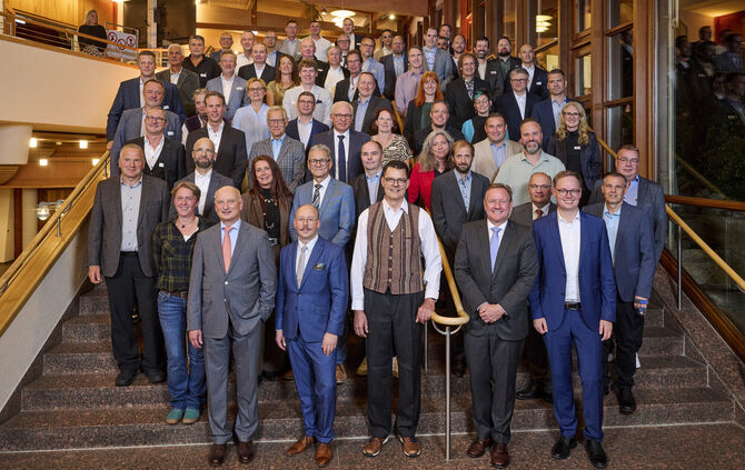 Die geehrten Jubilarinnen und Jubilare gemeinsam mit Nikolas Stihl und Angelo Greiner (vorne v.l.n.r.) sowie Oberbürgermeister S
