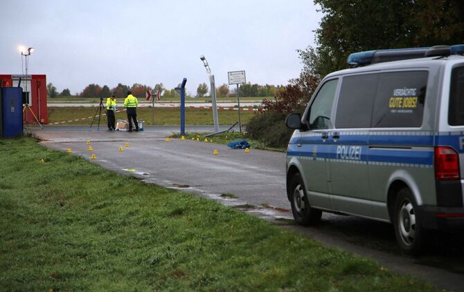Polizeieinsatz am Flughafen Leipzig/Halle - Zaun beschädigt