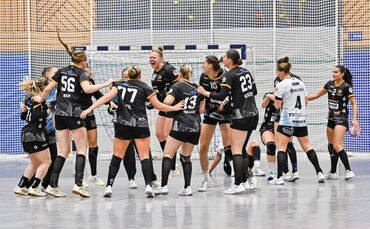 Nicht mehr zu bremsen waren die VfL-Spielerinnen nach dem fulminanten Sieg gegen den Bergischen HC (von links): Gabriela Vrabie,