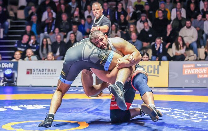 In der Klasse 130 kg Freistil ließ der Schorndorfer Mohsen Siyar (rechts) dem Kleinostheimer Yousef Hardan keine Chance.