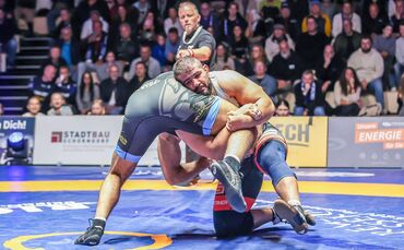 In der Klasse 130 kg Freistil ließ der Schorndorfer Mohsen Siyar (rechts) dem Kleinostheimer Yousef Hardan keine Chance.