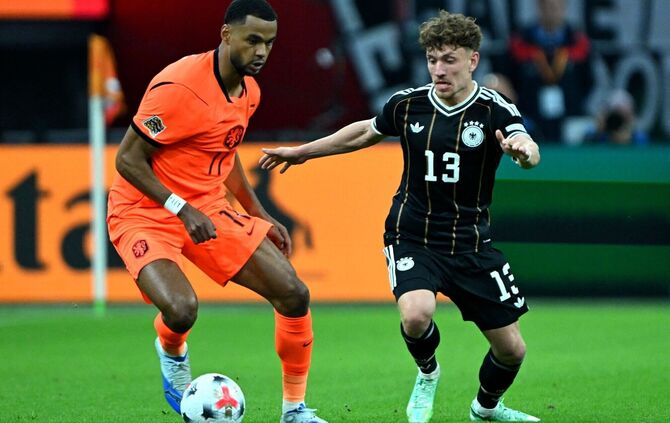 Gab gegen die Niederlande sein Länderspiel-Debüt: Philipp Treu (rechts). (Archivbild)