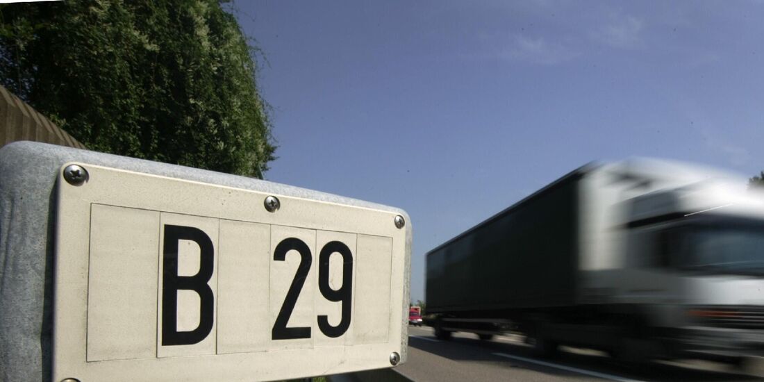 Auf der B29 bei Winterbach kam es am Samstagabend (17.10.) zu einem Unfall mit hohem Sachschaden. (Symbolfoto)