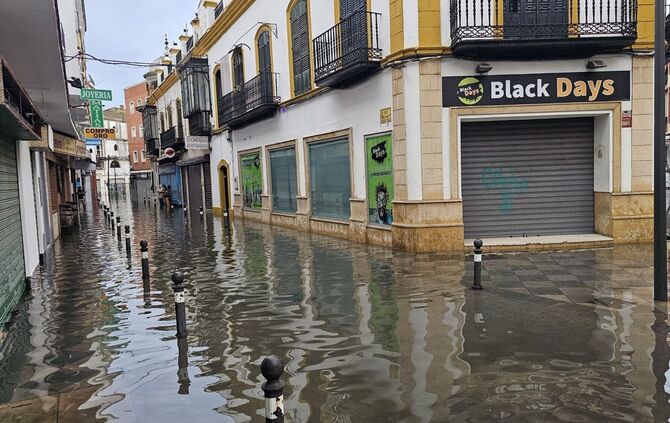 In der Stadt Algeciras setzte das Sturmtief «Adam» viele Straßen unter Wasser.