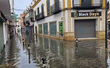 In der Stadt Algeciras setzte das Sturmtief «Adam» viele Straßen unter Wasser.