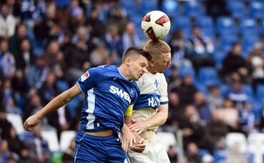 Alles Kopfsache: Karlsruhes Marvin Wanitzek (l) und Darmstadts Kai Klefisch im Duell um den Ball.