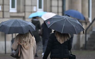 In Baden-Württemberg blieb es am Sonntag vielerorts regnerisch. Die Temperaturen erreichen höchstens 7 bis 12 Grad. (Symbolbild)