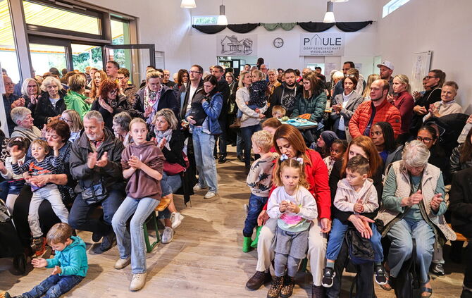 Volles Haus: Im neu eröffneten Dorfgemeinschaftshaus "Paule" verfolgen die Besucher gespannt das Programm.