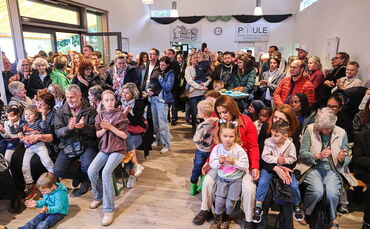 Volles Haus: Im neu eröffneten Dorfgemeinschaftshaus "Paule" verfolgen die Besucher gespannt das Programm.