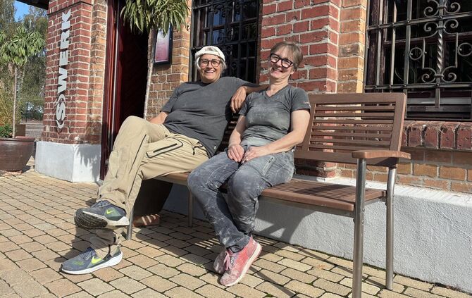 Versuchen sich die gute Laune nicht verderben zu lassen: Susanne Ebrahim (li.) und Tina Laubengeiger auf der Terrasse vor ihrer