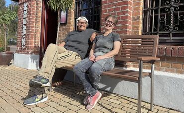Versuchen sich die gute Laune nicht verderben zu lassen: Susanne Ebrahim (li.) und Tina Laubengeiger auf der Terrasse vor ihrer