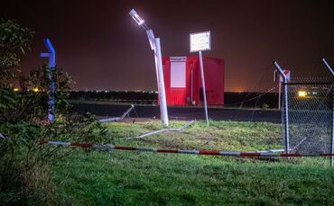 Ein beschädigter Zaun am Flughafen Leipzig/Halle hat einen Polizeieinsatz ausgelöst.