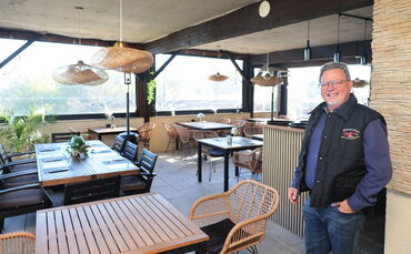 Roland Neukamm, Pressewart der Schützenkameradschaft Beutelsbach, zeigt die überdachte und mit Fensterfolie geschützte Terrasse