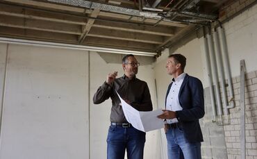 Die Technikräume sind immer noch im Rohbauzustand. Besichtigung mit Welzheims Hochbaufachmann Jan Wölfl (links) und Schulleiter