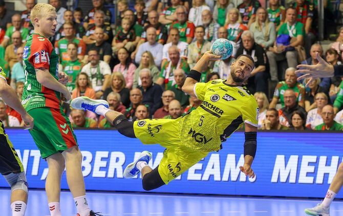 Philipp Ahouansou (beim Wurf, links Magnus Saugstrup) gehörte in Magdeburg zu den auffälligsten TVB-Spielern.