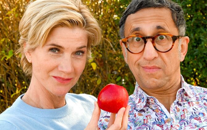 Astrid Fünderich und Mike Zaka Sommerfeldt sind mit ihrem Kästner-Programm über die Liebe zu Gast im Foyer der Remshaldener Firm