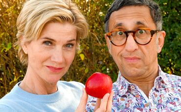 Astrid Fünderich und Mike Zaka Sommerfeldt sind mit ihrem Kästner-Programm über die Liebe zu Gast im Foyer der Remshaldener Firm