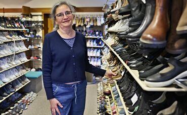 Gisela Mandl kennt sich im Schuhregal des Schorndorfer Schuhhauses Kurz besonders gut aus.