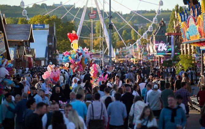 Umsatzplus, aber weniger Besucher? Nach dem Volksfest 2026 mit offiziell 2,5 Millionen Besuchern stellen die Veranstalter die Za