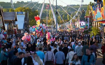 Umsatzplus, aber weniger Besucher? Nach dem Volksfest 2026 mit offiziell 2,5 Millionen Besuchern stellen die Veranstalter die Za