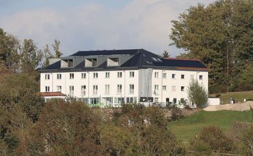 Das markante Gebäude oberhalb der Backnanger Bucht ist weithin sichtbar.