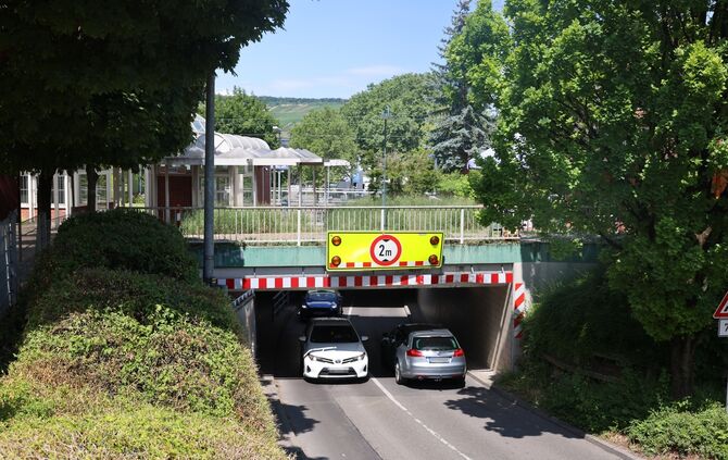 Seit Jahrzehnten schätzen Fahrer die Höhe ihrer Fahrzeuge vor der Einfahrt in die Bahnunterführung Beutelsbach (Archivfoto) imme