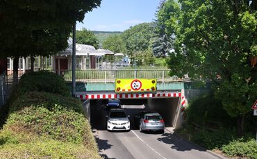 Seit Jahrzehnten schätzen Fahrer die Höhe ihrer Fahrzeuge vor der Einfahrt in die Bahnunterführung Beutelsbach (Archivfoto) imme