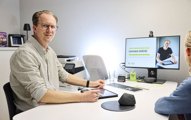 Tillmann Brandt ist Mathe-Coach in Weinstadt weiß, wie KI sinnvoll beim Lernen unterstützen kann.