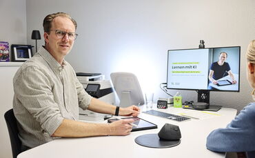 Tillmann Brandt ist Mathe-Coach in Weinstadt weiß, wie KI sinnvoll beim Lernen unterstützen kann.
